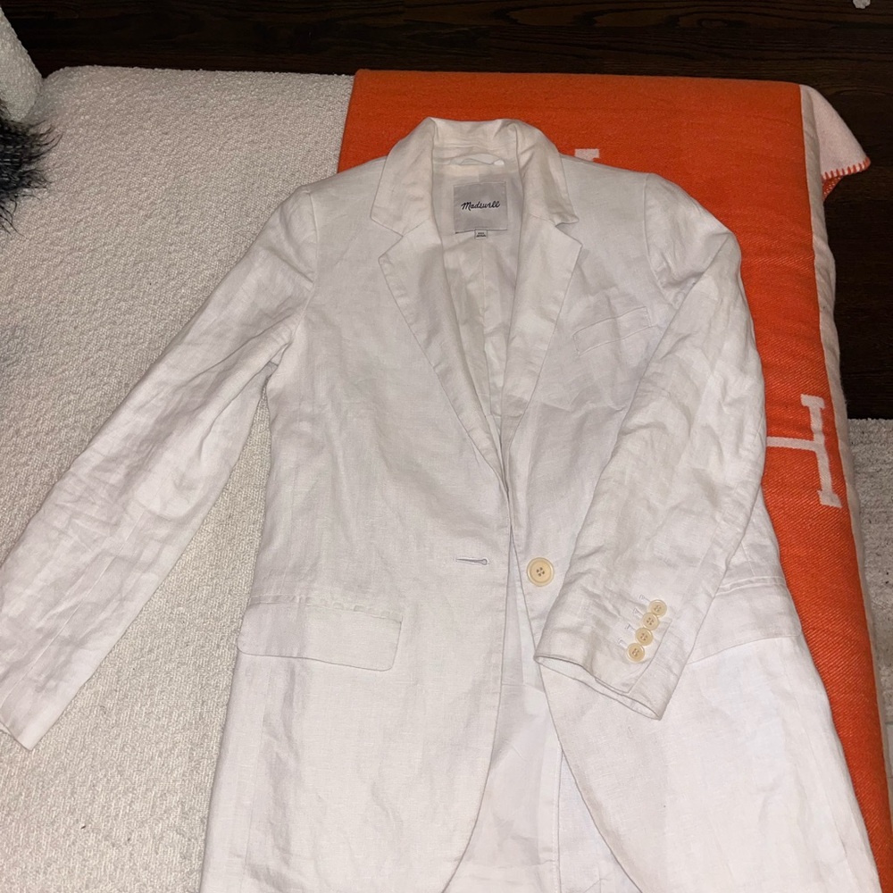 White Women's linen blazer